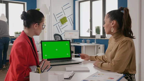 Деловые женщины работают с зеленым экраном на ноутбуке — стоковое фото