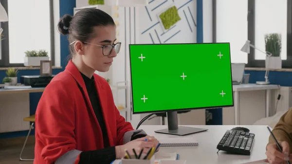 Primer plano de la mujer mirando a la computadora con pantalla verde — Foto de Stock