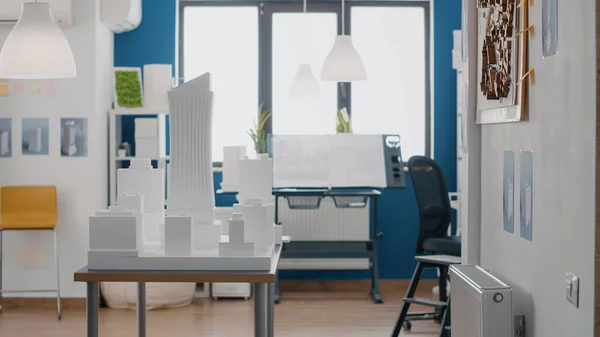 도시 재산 계획을 설계하고 모형을 만드는 테이블 위에 마태 킹 이 있는 텅 빈 공간 — 스톡 사진
