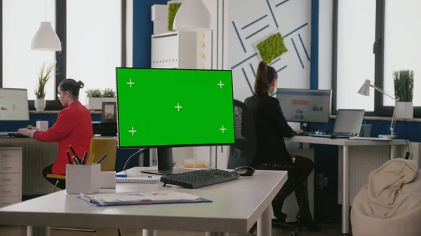 Primo piano della scrivania vuota con schermo verde sul computer — Foto Stock