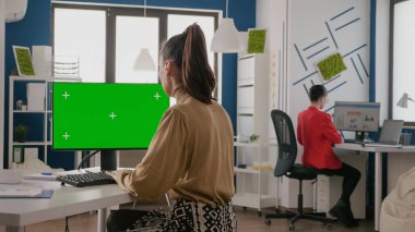 Bilgisayarda yeşil ekranla çalışan çalışanlar