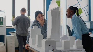 Mimarlar takımı inşaat planını planlamak için model ve maketle çalışıyor.