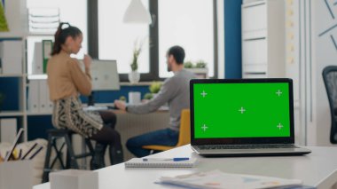 Başlangıç ofisindeki bilgisayar ekranında yeşil ekranı kapat