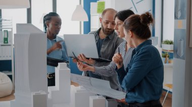 İnşaat yapısı ve düzeni tasarlamak için yapı modeli ile çalışan insanlar