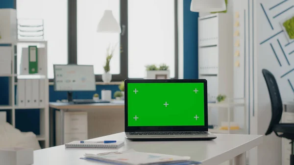 Primer plano del portátil con pantalla verde en la oficina vacía — Foto de Stock