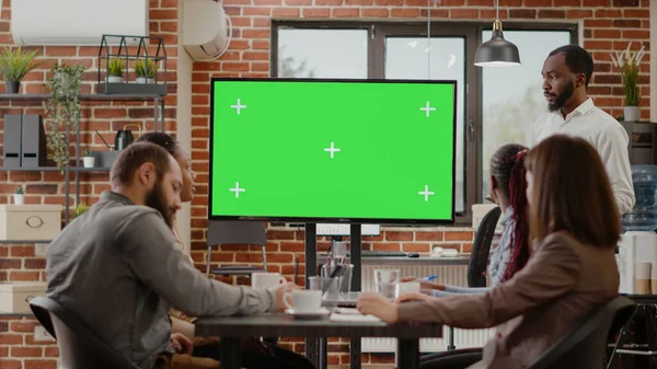 Geschäftsmann präsentiert Monitor mit grünem Bildschirm — Stockfoto