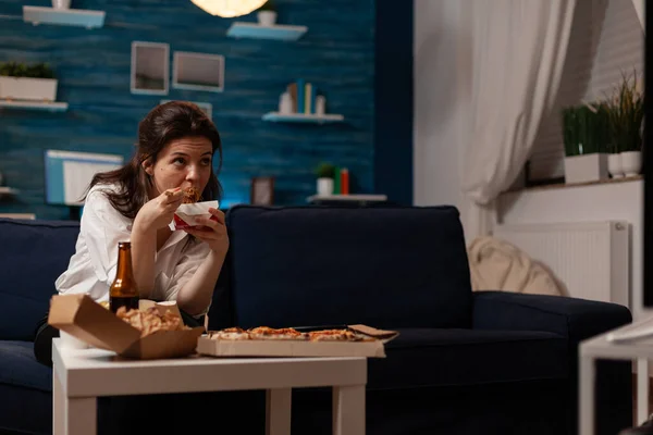 Mujer feliz disfrutando deliciosa comida para llevar fideos asiáticos con palillos —  Fotos de Stock