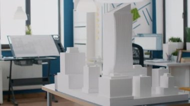 Boş mimarlık ofisindeki masadaki bina modelini kapat