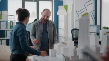 Çalışma arkadaşları bina modelini yapı düzenini tasarlamak için kullanıyor