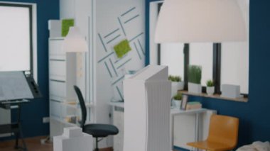 Şehir yapısı oluşturmak için masadaki yapı modelini ve maket tasarımını kapat