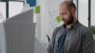 Ofisteki kentsel yapı tasarımı için yapı modelini analiz eden insan portresi
