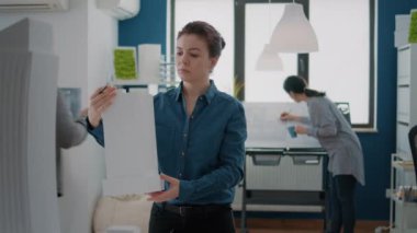 Şehir proje yapısı oluşturmak için yapı modelini analiz eden kadın mimar portresi