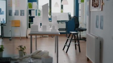 Boş mimari alan, boş model ve maketle masa üzerinde özellik planı oluşturmak için