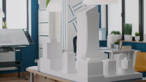 Puste biuro architektoniczne z modelem budynku i maquette na stole — Wideo stockowe