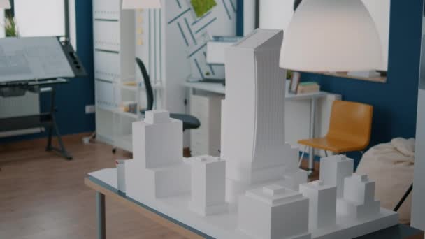 Tabela z modelem budynku i prezentacją maquette w pustej przestrzeni architektonicznej — Wideo stockowe