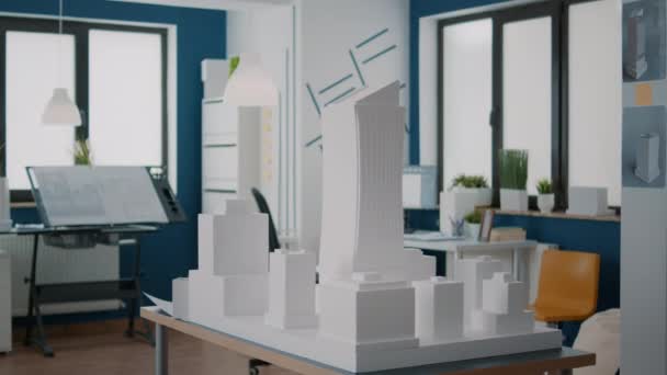 Close-up de modelo de edifício na mesa para projetar layout de construção em escritório de arquitetura — Vídeo de Stock