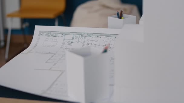 Close-up de papel com planos de plantas na mesa no escritório de arquitetura — Vídeo de Stock