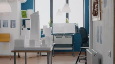 Mimarlık bürosundaki hiç kimse bina modeli ve maketi ile mülkiyet tasarlamıyor.