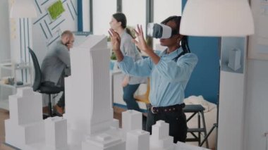 İnşaat tasarımı ve modelleme için VR gözlük takan kadın mimar