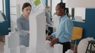 Mimarlar inşaat planını planlamak için yapı modeliyle çalışıyorlar