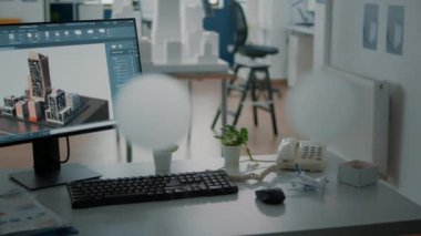 Mimari tasarım için boş ofisteki bilgisayar ekranında 3D bina modelini kapat