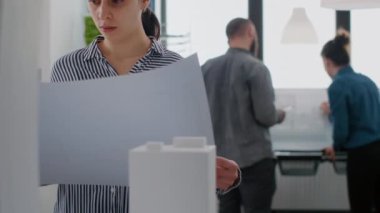 Mimarinin portresi bina modeli ile inşaat planı üzerinde çalışmayı planlıyor
