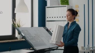 Bina modelini ve maket yapısını inceleyen kadınların projelerini tasarlamak için yakın plan