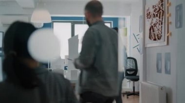 Mimari planları olan bir model tasarlayan kadın inşaatçı.