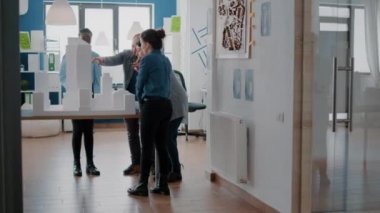 Kentsel mimari proje tasarımı için modelleme ile çalışan çok ırklı insanlar