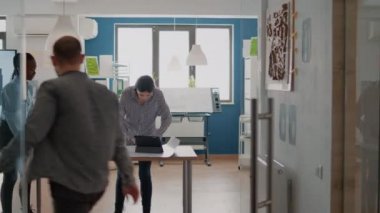 Tablet ve planlar kullanan çok ırklı kadınlardan oluşan bir ekip bina düzeni ve yapısı tasarlamayı planlıyor
