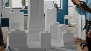İnşaat düzenini modelle birlikte planlamak için cep telefonuyla çalışan kadınlar