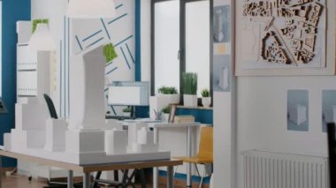 Şehir projesi için yapı modeli ve yapı düzeni tasarlamak için araçlara sahip boş ofis