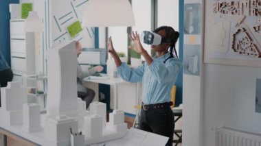 Yapı modeli ve inşaat düzeni tasarlamak için vr gözlük kullanan mimar