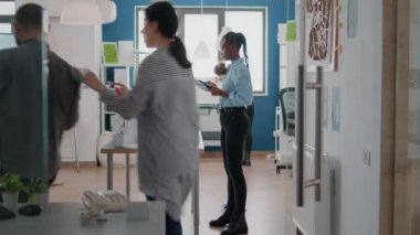 Dijital tabletle tasarım ve iş yerinde model oluşturma üzerinde çalışan mühendis