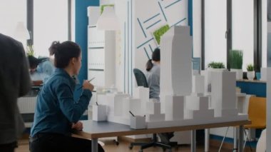 İnsanlar model ve maketi inşa etmek için plan hazırlamak için birlikte çalışıyorlar.