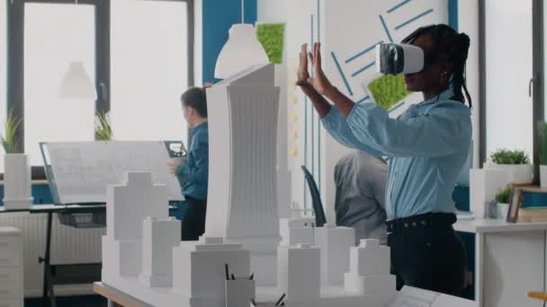 Engenheiro usando óculos VR para projetar modelo de construção e construção para o desenvolvimento — Vídeo de Stock