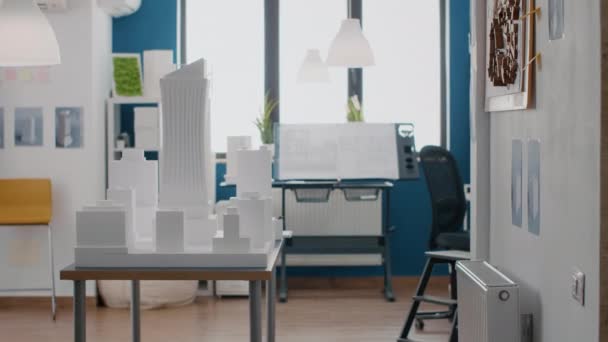 Niemand in het architectenbureau met bouwmodel en maquette om onroerend goed te ontwerpen — Stockvideo