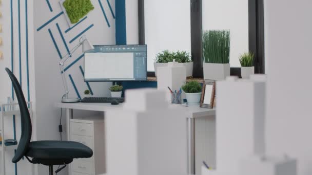 Крупный план стола в архитектурном офисе с цифровыми чертежами на компьютере — стоковое видео