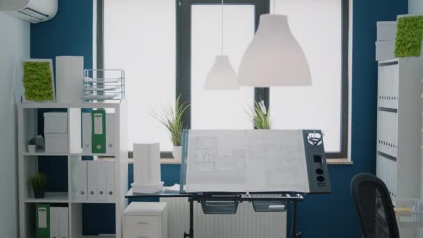 Niemand in het kantoor met blauwdrukken is van plan om bouwmodel te ontwerpen voor architectuur project — Stockvideo