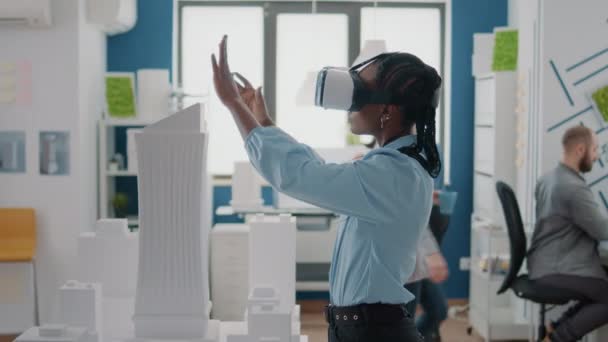 Yapı modelini ve mimari düzenini planlamak için VR gözlükleriyle çalışan mühendisi kapat — Stok video