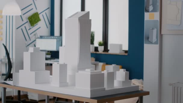 Ingen i arkitektkontor med maquette för att designa byggnadsmodell och konstruktion — Stockvideo