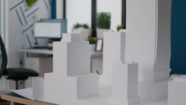 Крупним планом будівельна модель і макет для проектування плану будівництва на столі — стокове відео
