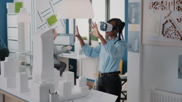 Architekt wykorzystujący okulary VR do projektowania modelu budynku i układu konstrukcji — Wideo stockowe