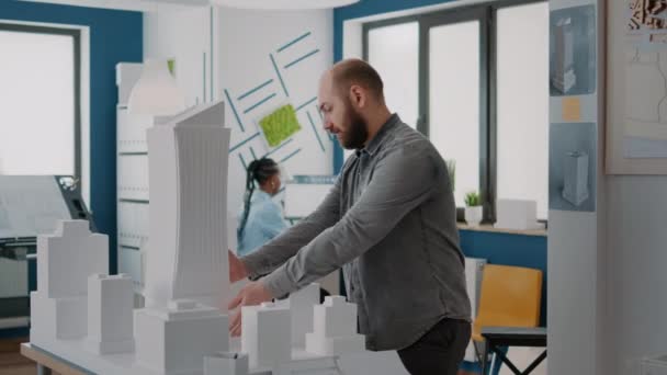 Homem arquiteto analisando modelo de construção e maquete para projetar a propriedade urbana — Vídeo de Stock