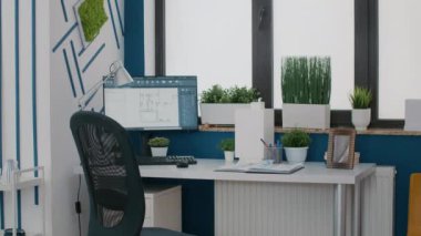 Mimarlık bürosundaki masadaki dijital planlı bilgisayarı kapat