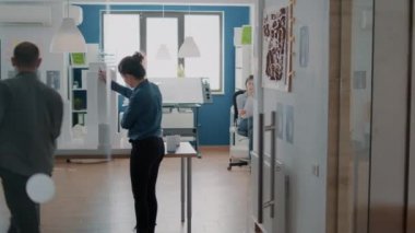 Bina modelini ve planlarını analiz etmek için toplanan bir grup meslektaşım.