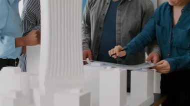 Çalışma arkadaşlarını yakın plan analizi ve masa üzerinde model oluşturma