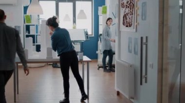 İnşaat yapısı ve düzeni tasarlamak için yapı modeli ile çalışan insanlar