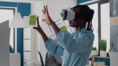 İnşaat düzeni için 3D yapı modeli tasarlamak için video gözlüklü kadın mimar