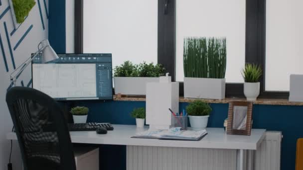Крупный план монитора с цифровыми чертежами на столе для проектирования архитектуры здания — стоковое видео